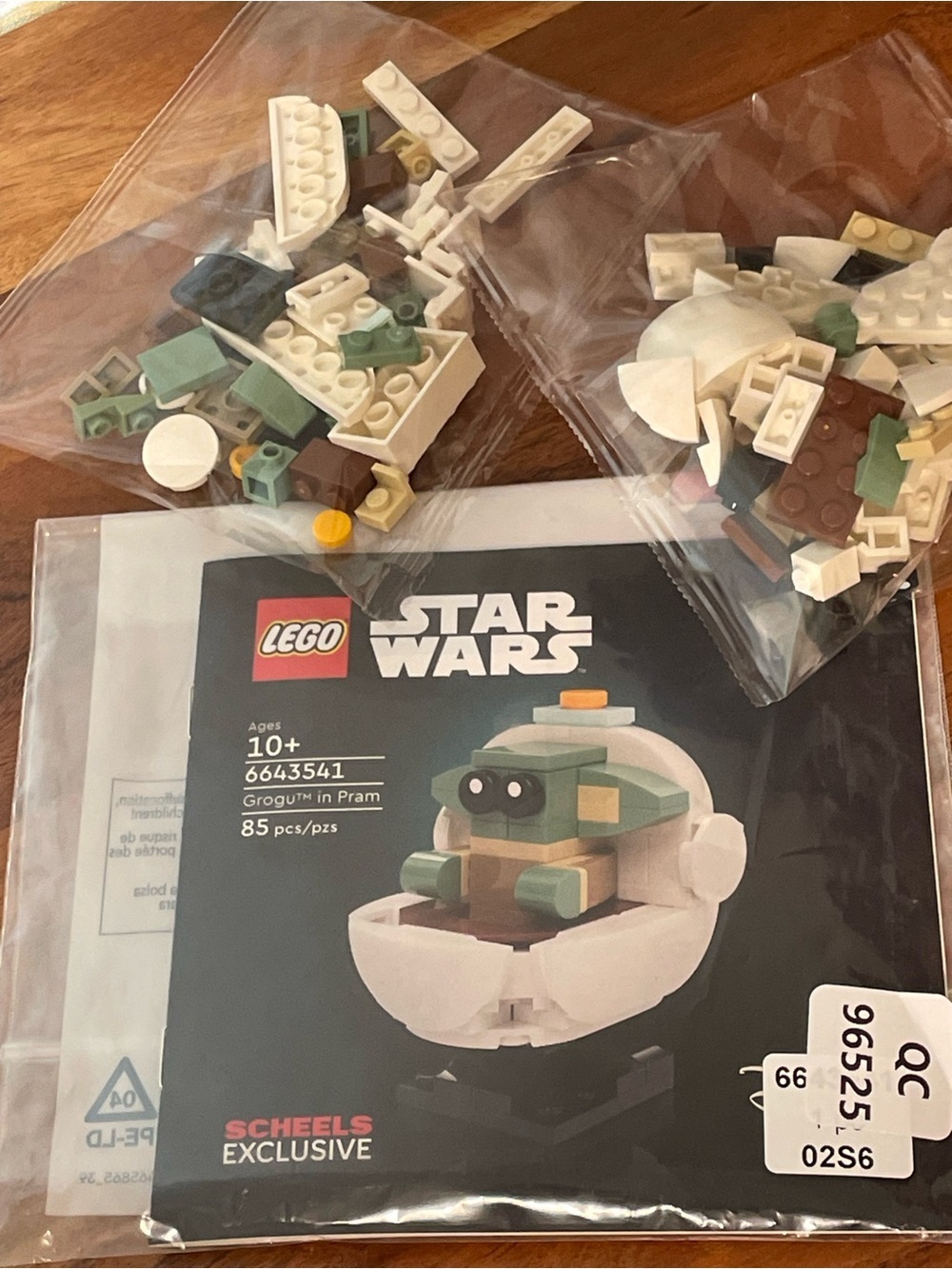 LEGO Star Wars Grogu in Pram - White and Sage Green - Picture 2 of 2